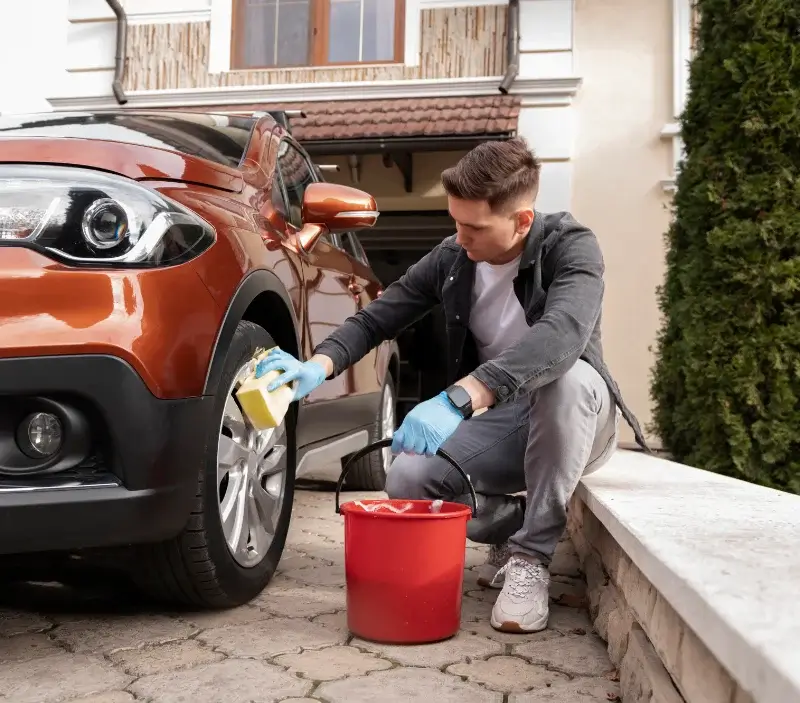 Lavage auto à domicile Fraissé-des-Corbières : professionnel intervenant sur un véhicule